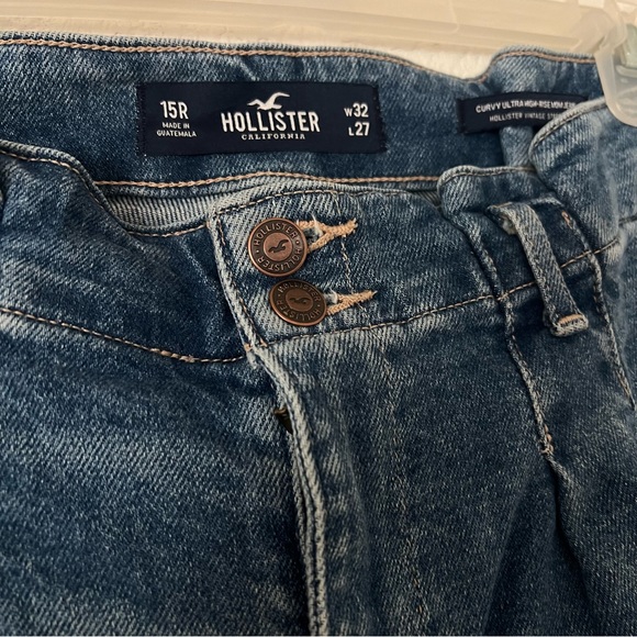 Hollister paper bag 
Curvy ultra high rise mom jean - Picture 8 of 8